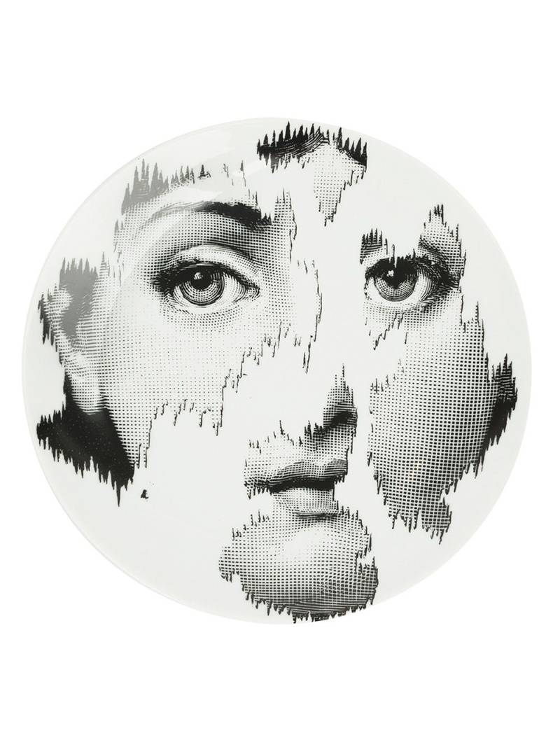 Fornasetti faded face print plate - Black von Fornasetti