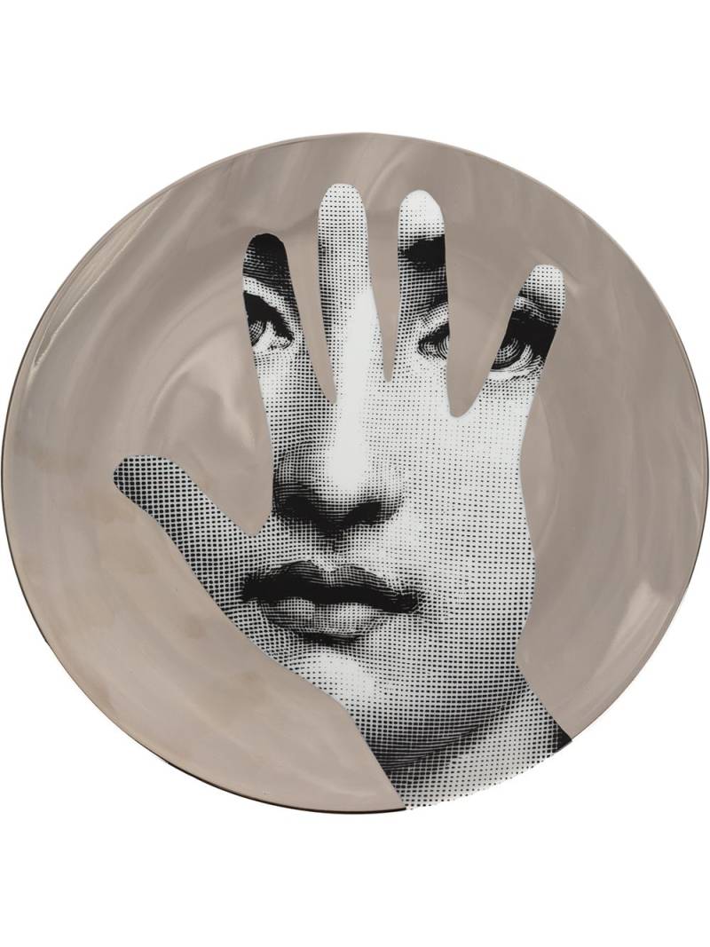 Fornasetti hand T&V wall plate - Grey von Fornasetti