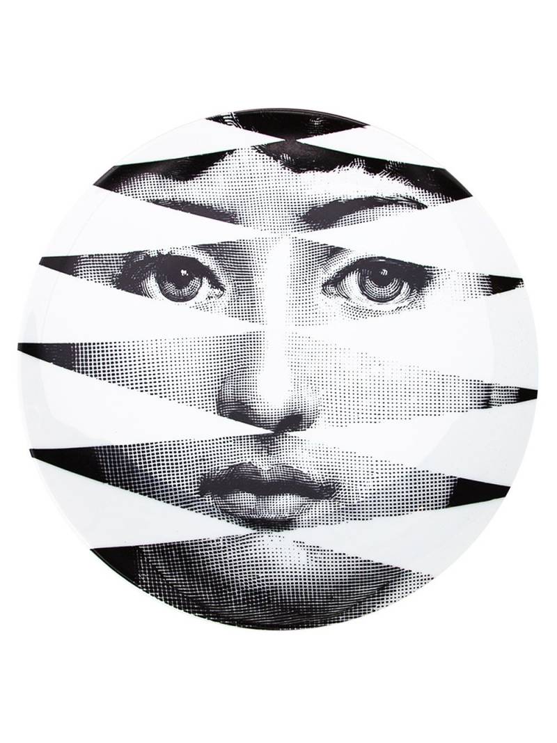 Fornasetti jagged face plate - Black von Fornasetti