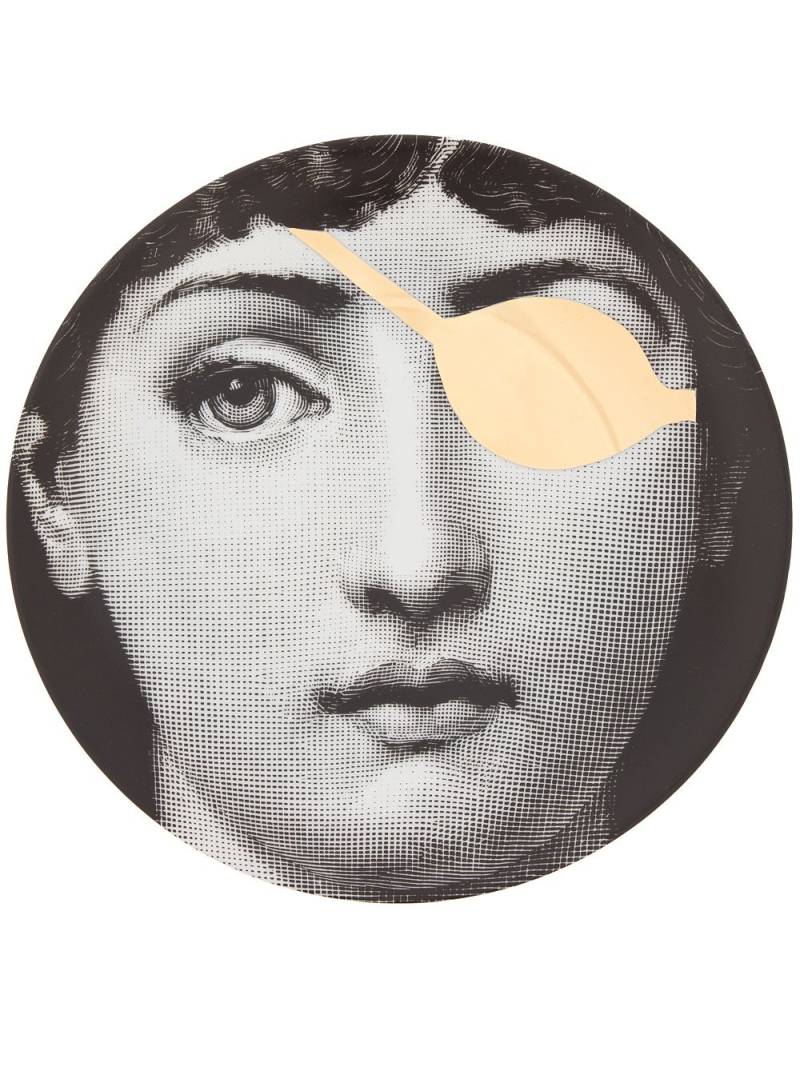 Fornasetti plate - Black von Fornasetti