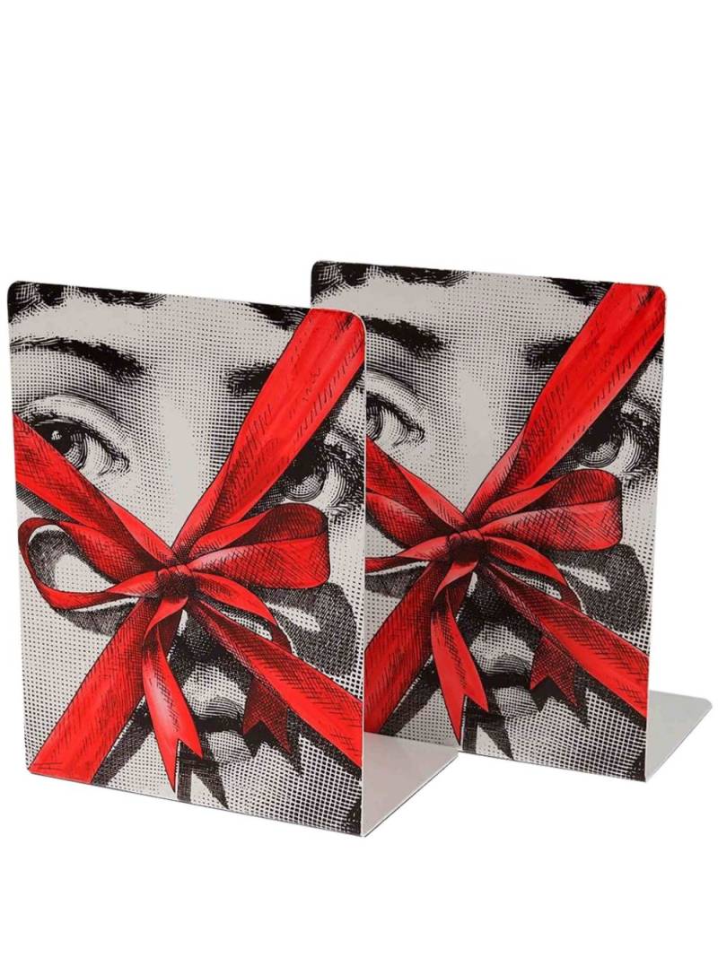 Fornasetti printed metal bookends - Red von Fornasetti