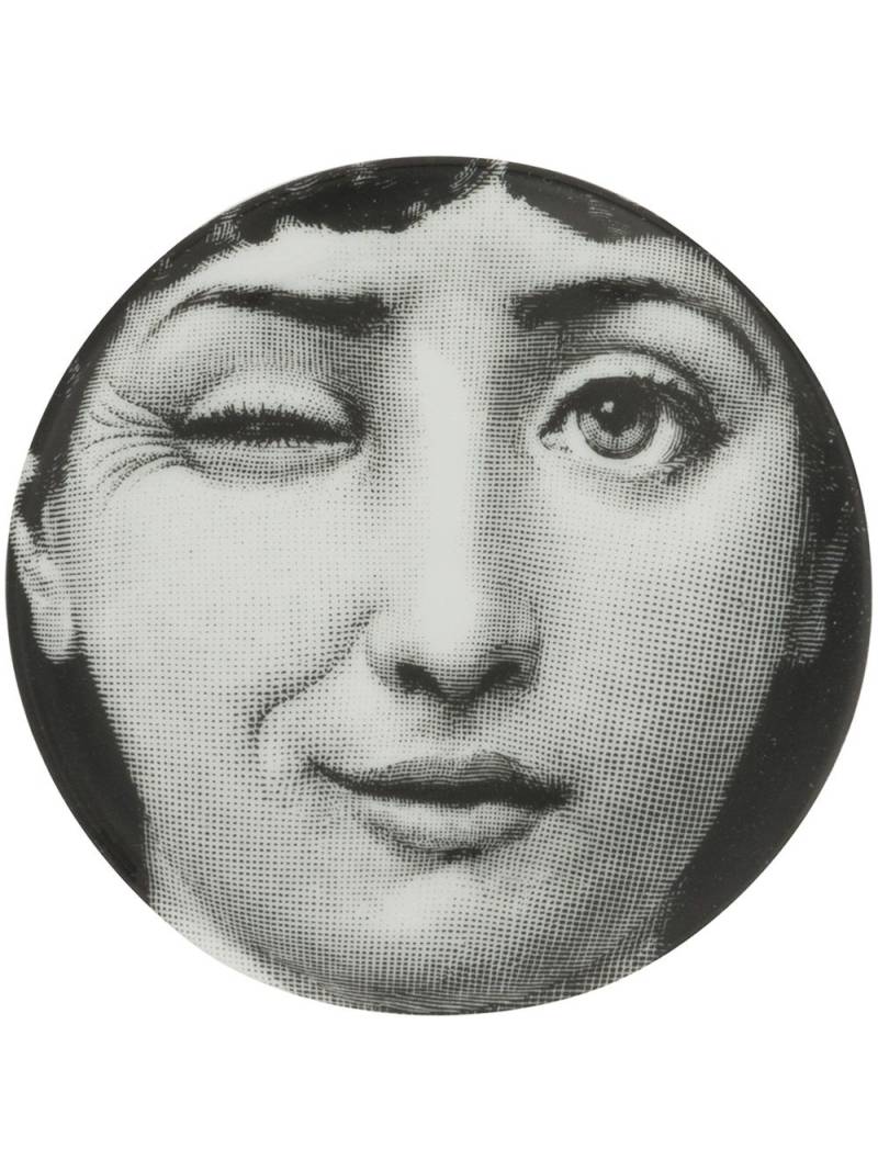 Fornasetti wink coaster - Black von Fornasetti