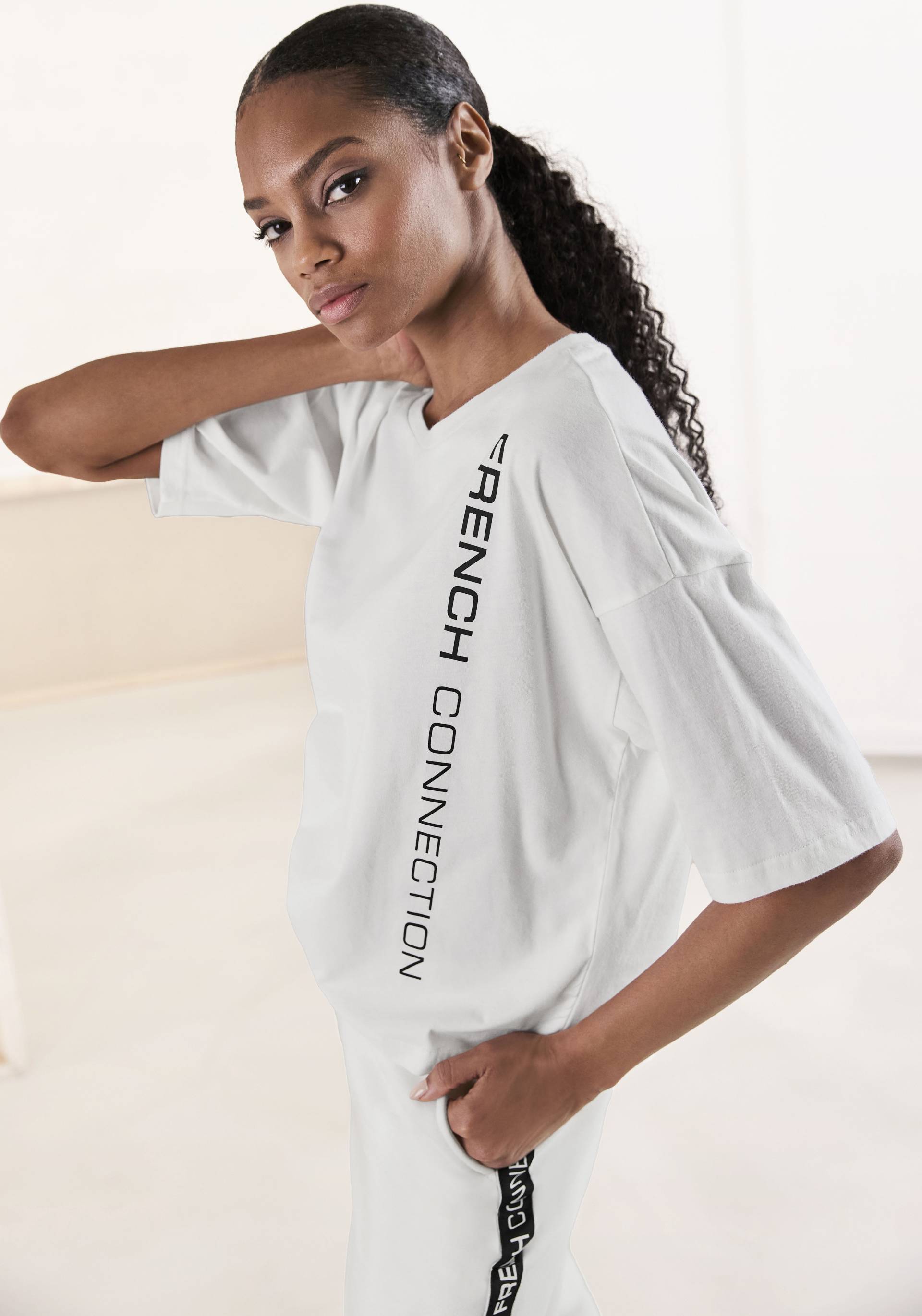 French Connection T-Shirt, mit weiten Ärmeln und Logodruck French Connection T-Shirt, mit weiten Ärmeln und Logodruck von French Connection
