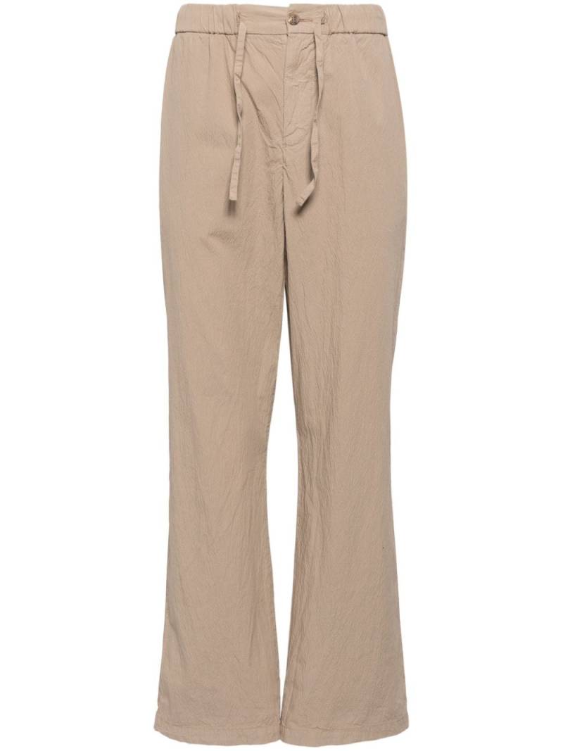 Frescobol Carioca crinkled-finish straight-leg trousers - Brown von Frescobol Carioca