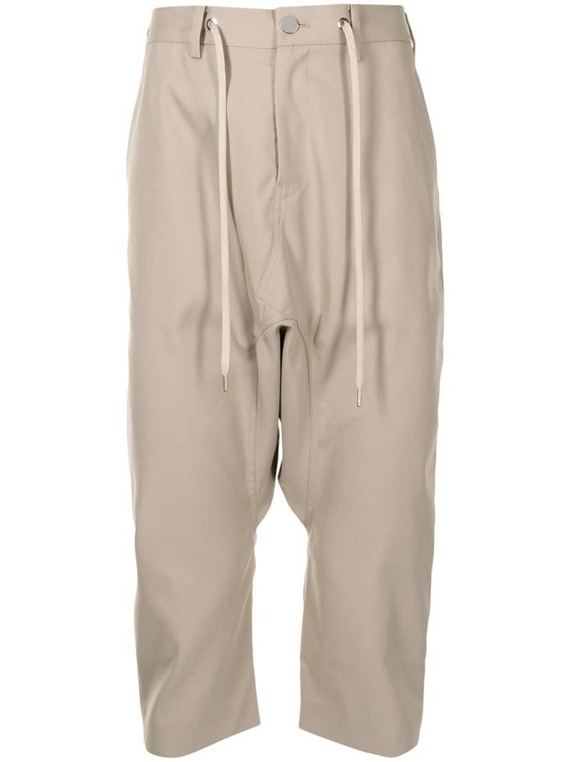 Fumito Ganryu cropped drawstring-waist trousers - Brown von Fumito Ganryu