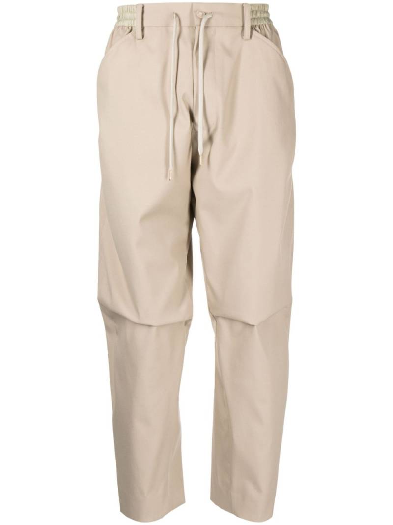 Fumito Ganryu drawstring-waist tapered trousers - Neutrals von Fumito Ganryu