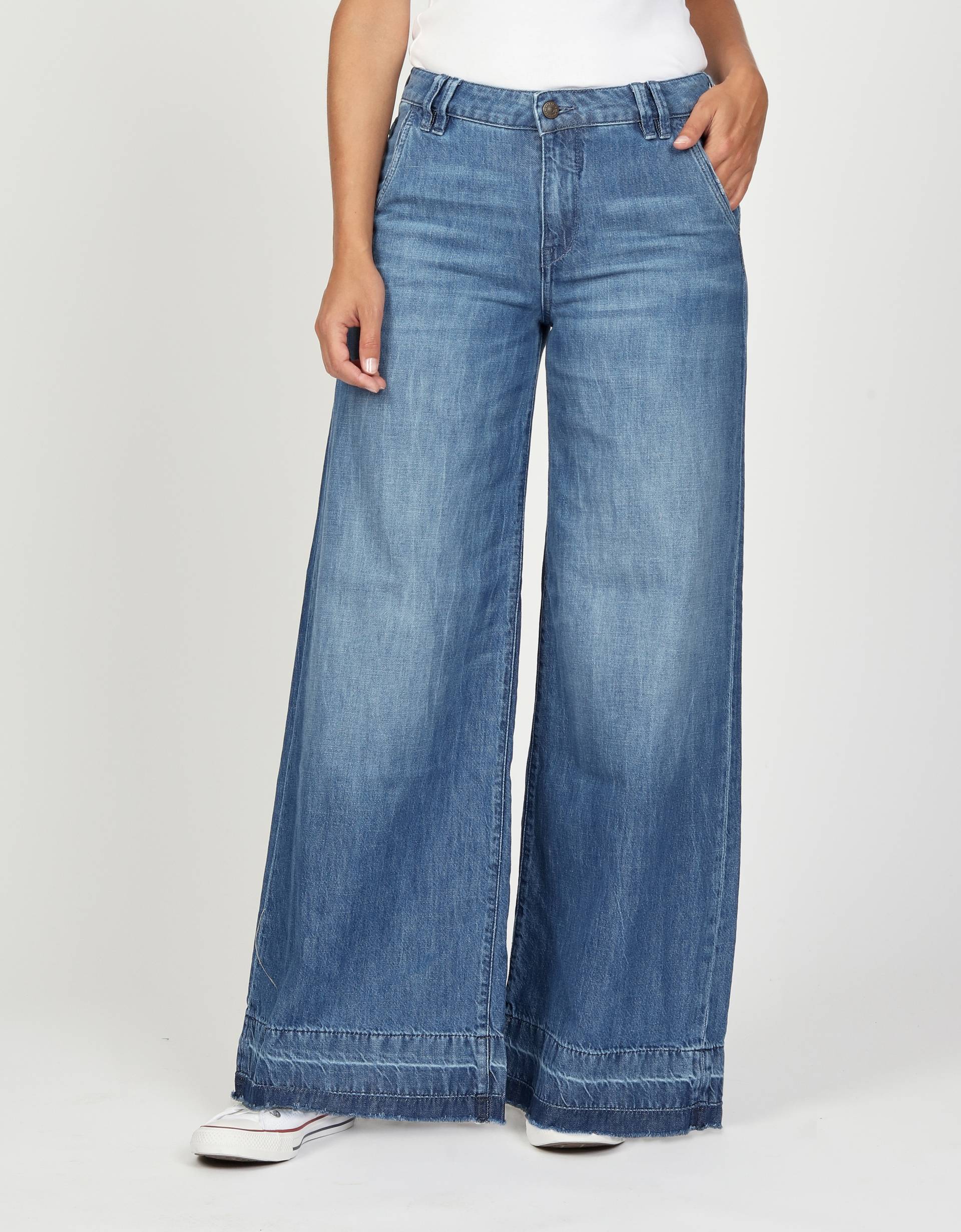 GANG Weite Jeans »94MONA«, mit weitem Bein und offenen Saumabschluss GANG Weite Jeans »94MONA«, mit weitem Bein und offenen Saumabschluss von GANG