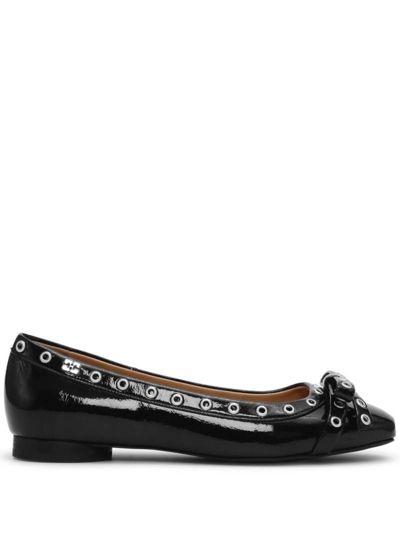 GANNI eyelet-detail bow ballerina shoes - Black von GANNI