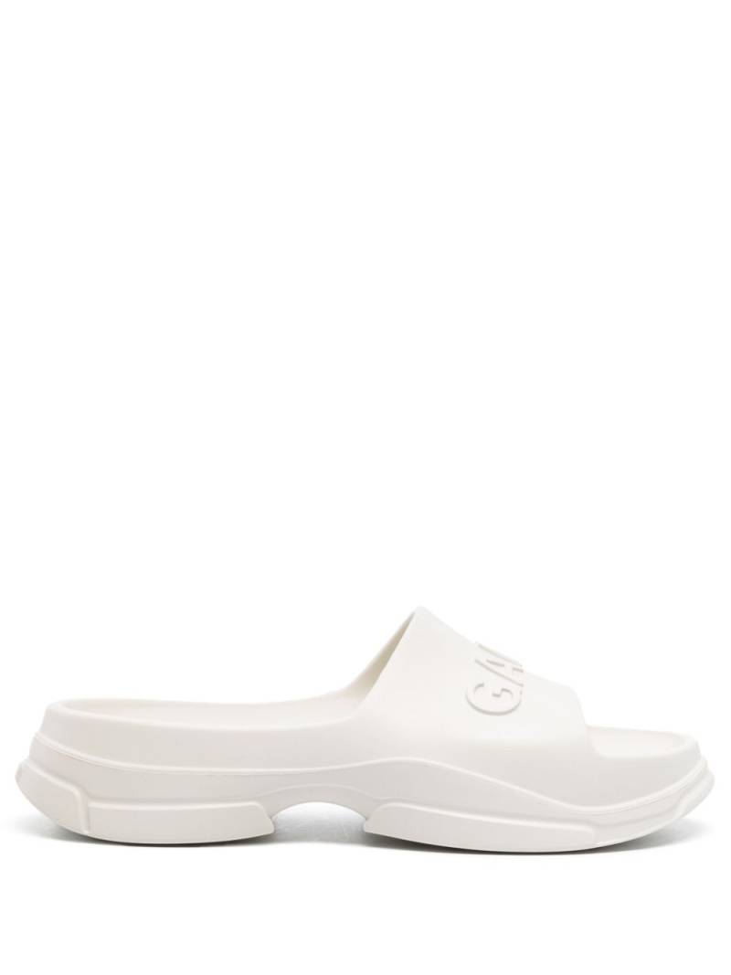 GANNI logo-embossed tonal-design slides - White von GANNI