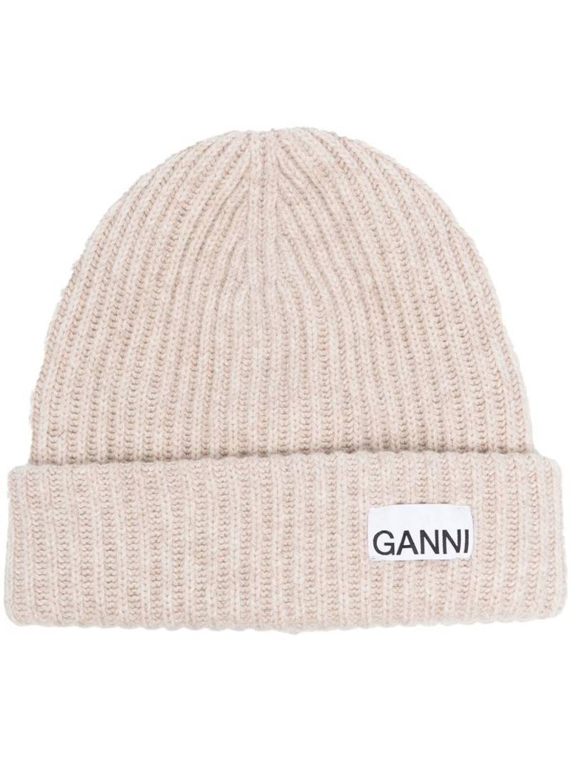 GANNI logo-patch ribbed beanie - Neutrals von GANNI