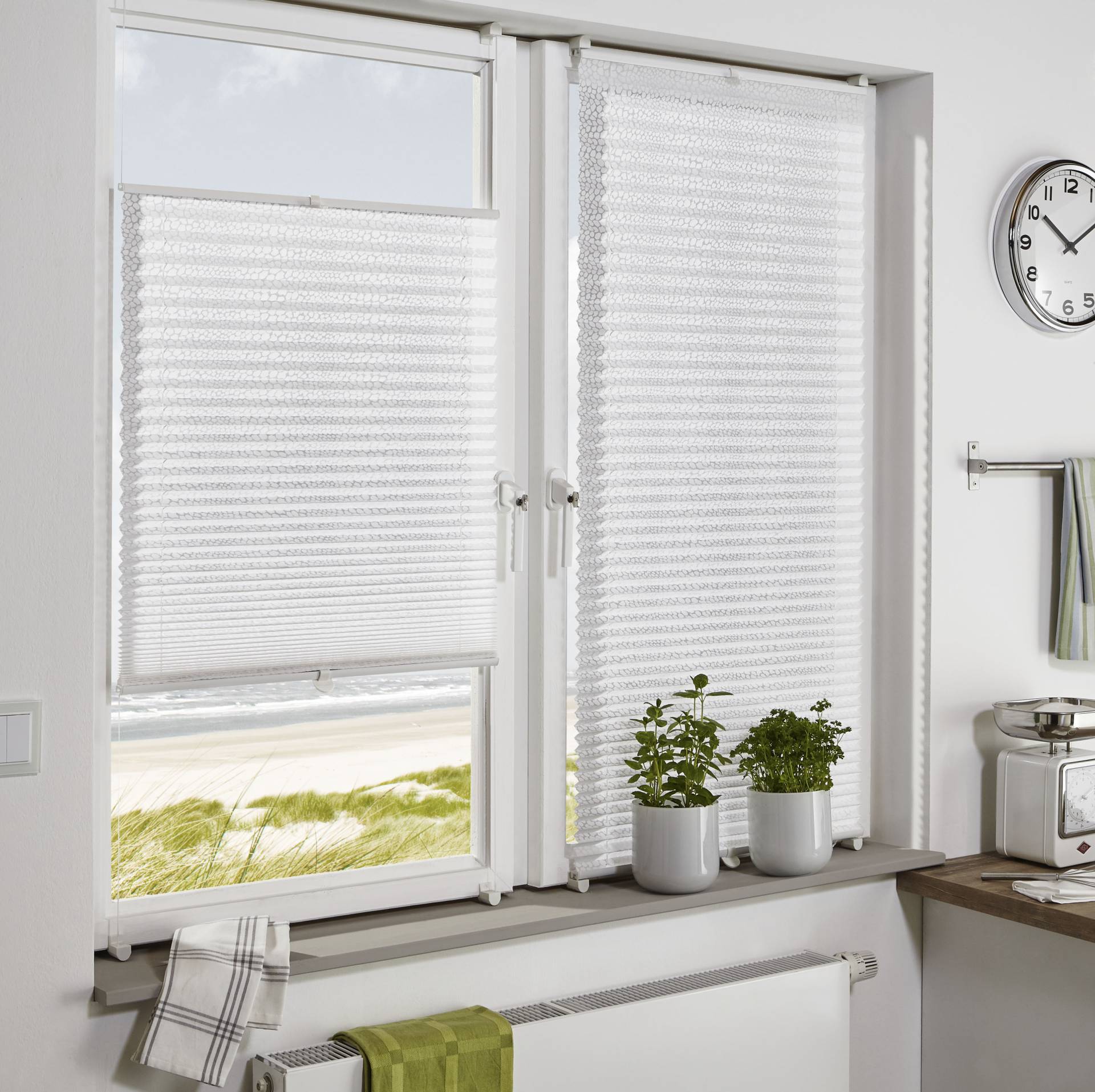 GARDINIA Plissee »EASYFIX Ausbrenner-Stoff Dots«, Lichtschutz, ohne Bohren, verspannt, in der Breite kürzbar GARDINIA Plissee »EASYFIX Ausbrenner-Stoff Dots«, Lichtschutz, ohne Bohren, verspannt, in der Breite kürzbar von GARDINIA