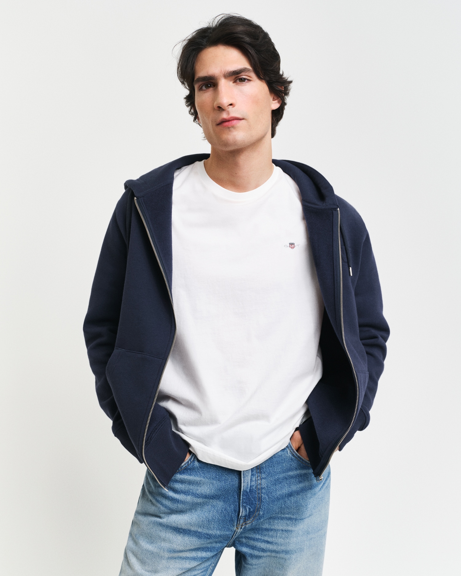 Gant Kapuzensweatjacke »EMBOSSED FULL-ZIP HOODIE«, eine erhabene GANT-Grafikprägung auf der Brust Gant Kapuzensweatjacke »EMBOSSED FULL-ZIP HOODIE«, eine erhabene GANT-Grafikprägung auf der Brust von Gant