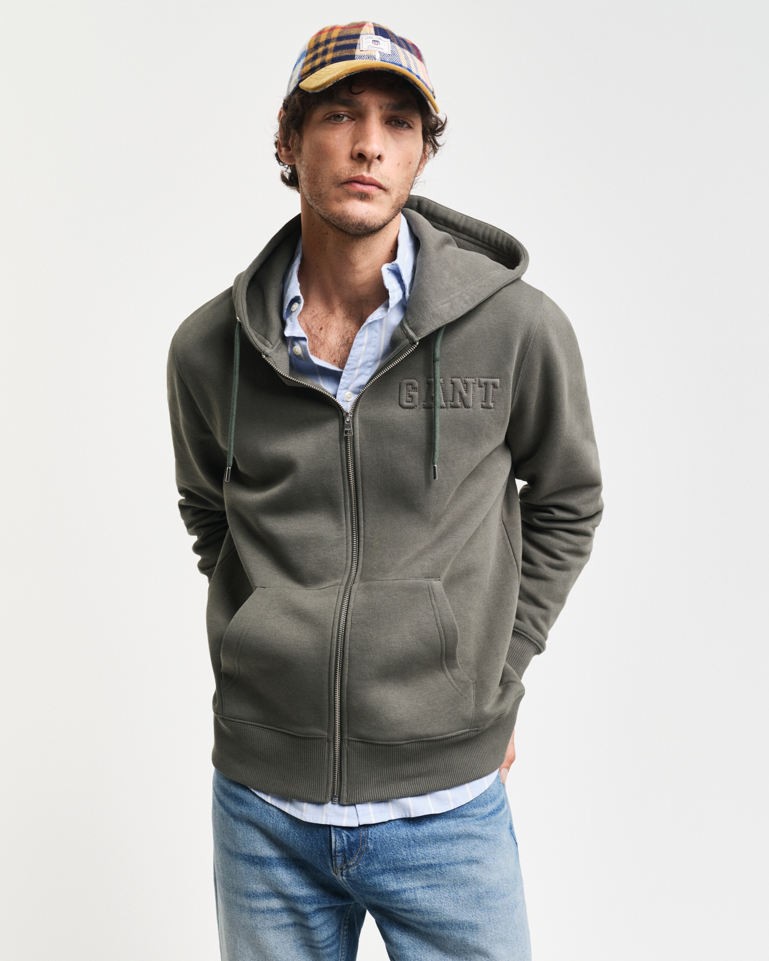 Gant Kapuzensweatjacke »EMBOSSED FULL-ZIP HOODIE«, eine erhabene GANT-Grafikprägung auf der Brust von Gant