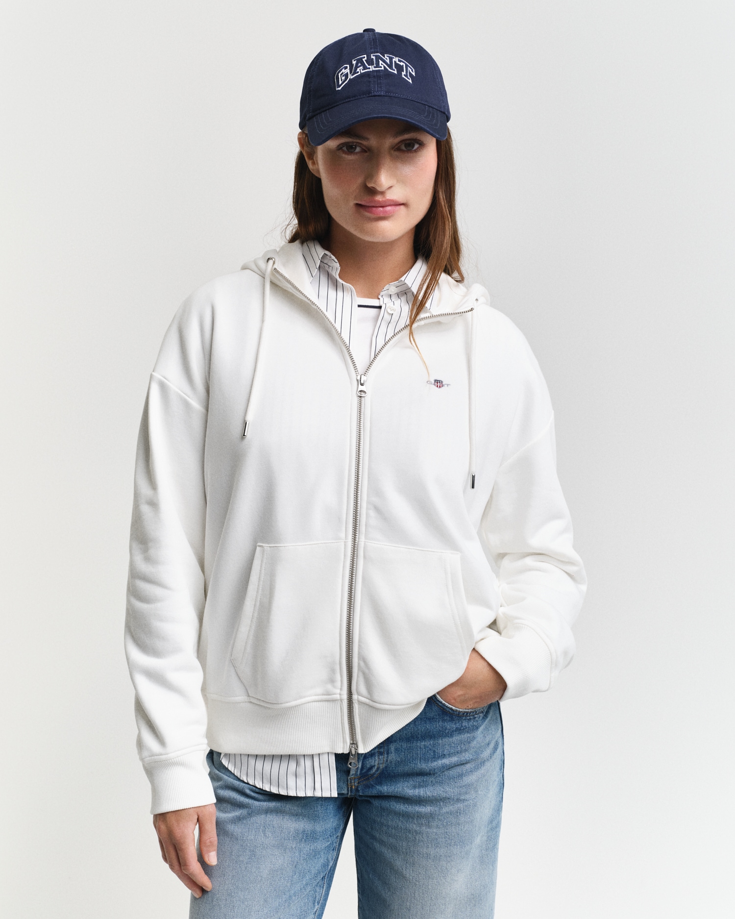 Gant Kapuzensweatjacke »SHIELD ZIP HOODIE«, Grafische GANT-Stickerei auf der Brust Gant Kapuzensweatjacke »SHIELD ZIP HOODIE«, Grafische GANT-Stickerei auf der Brust von Gant