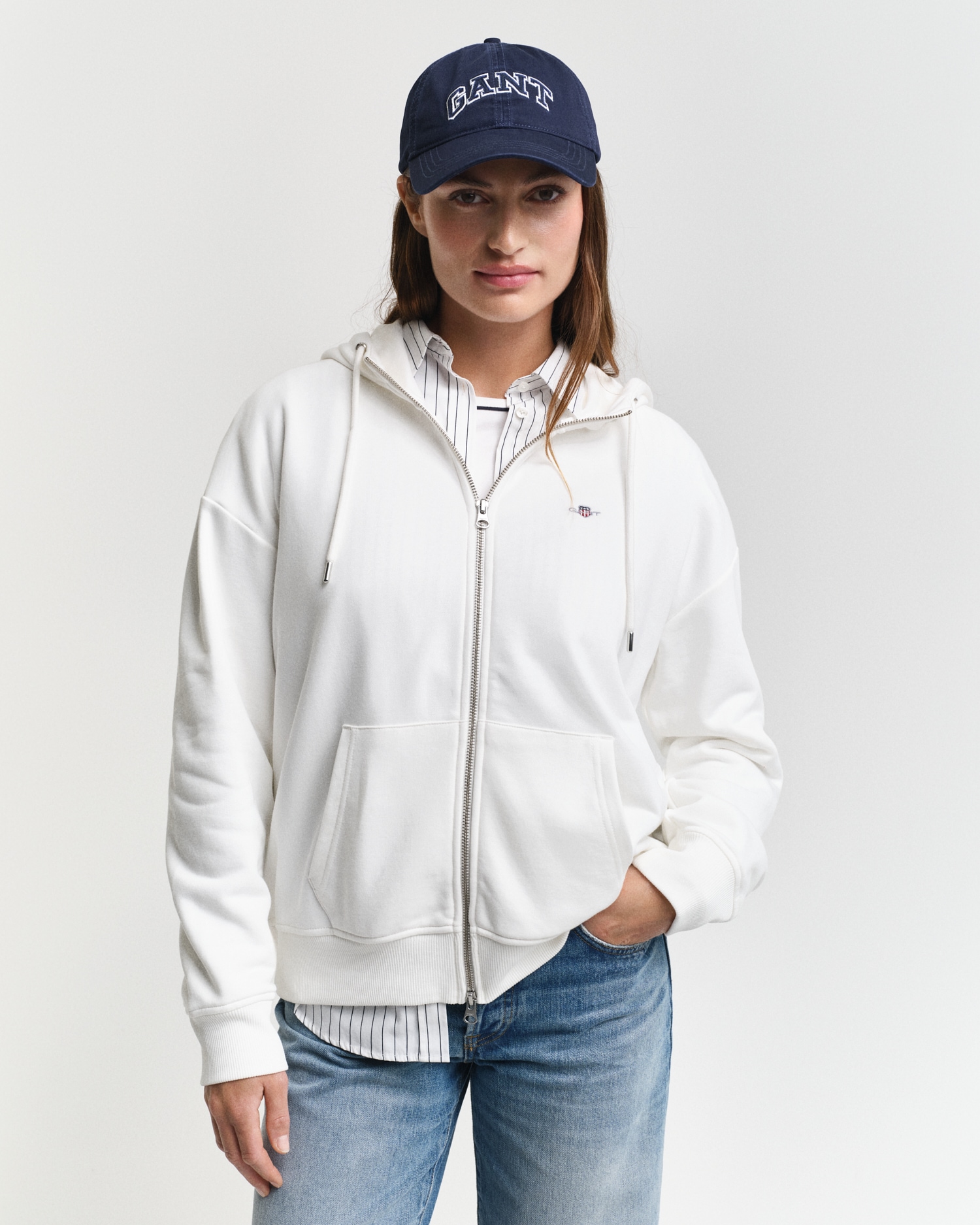 Gant Kapuzensweatjacke »SHIELD ZIP HOODIE«, Grafische GANT-Stickerei auf der Brust von Gant