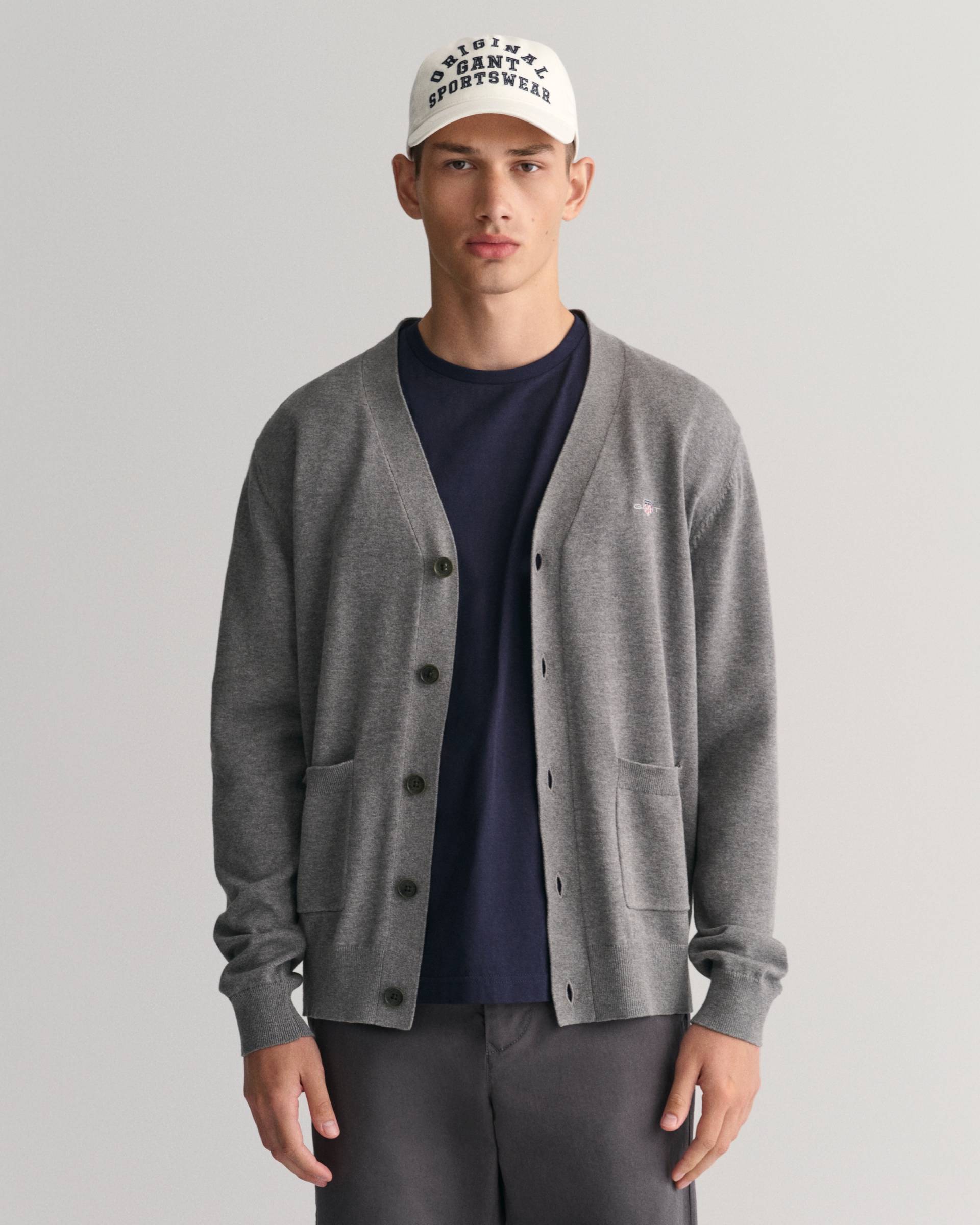 Gant Strickjacke »CLASSIC COTTON V-CARDIGAN«, Grafische GANT-Stickerei auf der Brust von Gant