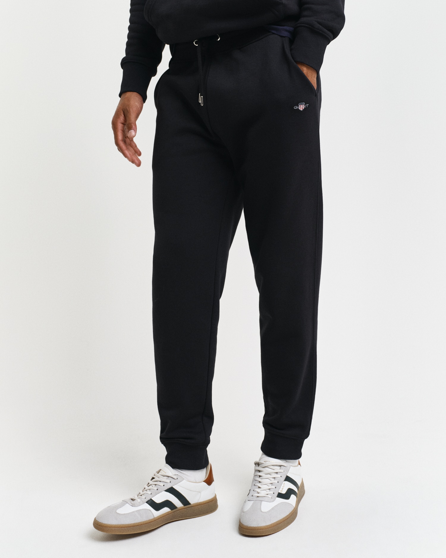 Gant Sweathose »REG SHIELD SWEATPANTS«, mit Logostickerei unterhalb des Bunds von Gant