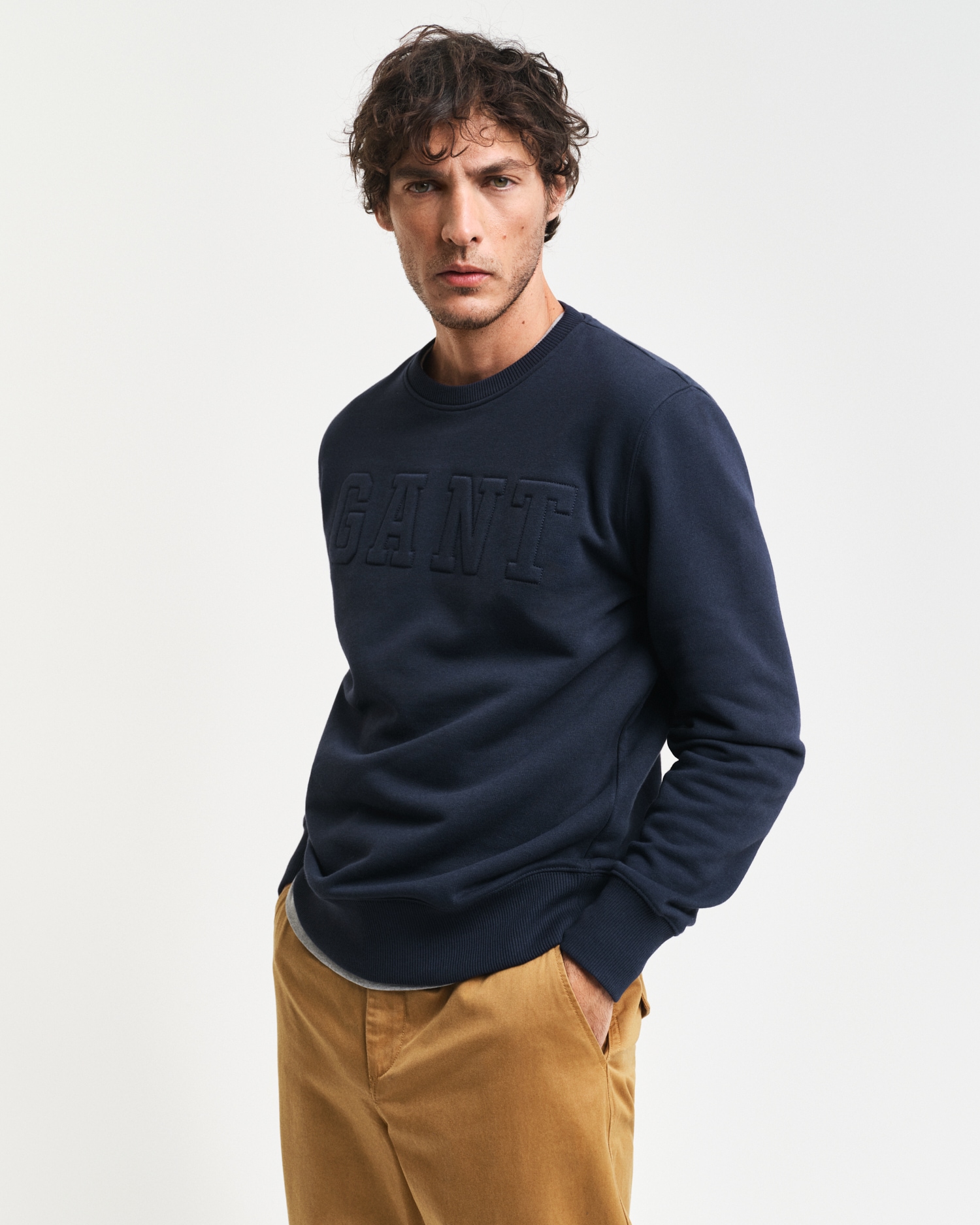 Gant Sweatshirt »EMBOSSED C-NECK SWEAT«, eine erhabene GANT-Grafikprägung auf der Brust von Gant