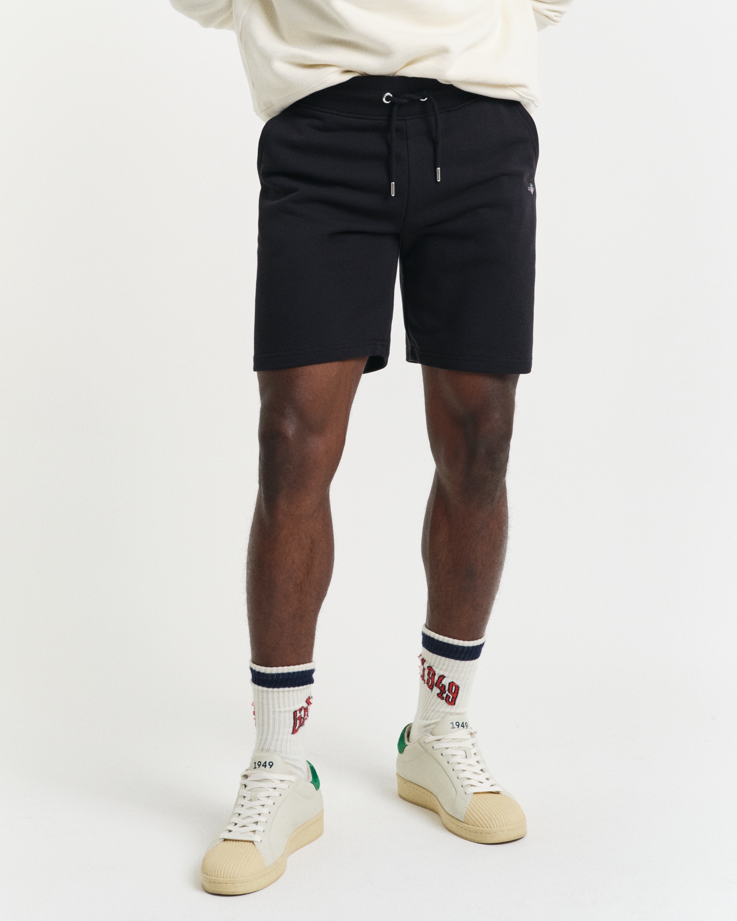 Gant Sweatshorts »REG SHIELD SWEAT SHORTS«, mit einer kleinen Logostickerei unter der Eingriffstasche von Gant