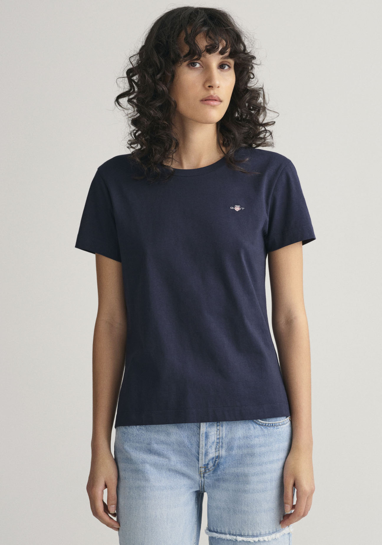 Gant T-Shirt »REG SHIELD KA T-SHIRT«, mit einer kleinen aufgestickten Wappen-Grafik auf der Brust Gant T-Shirt »REG SHIELD KA T-SHIRT«, mit einer kleinen aufgestickten Wappen-Grafik auf der Brust von Gant