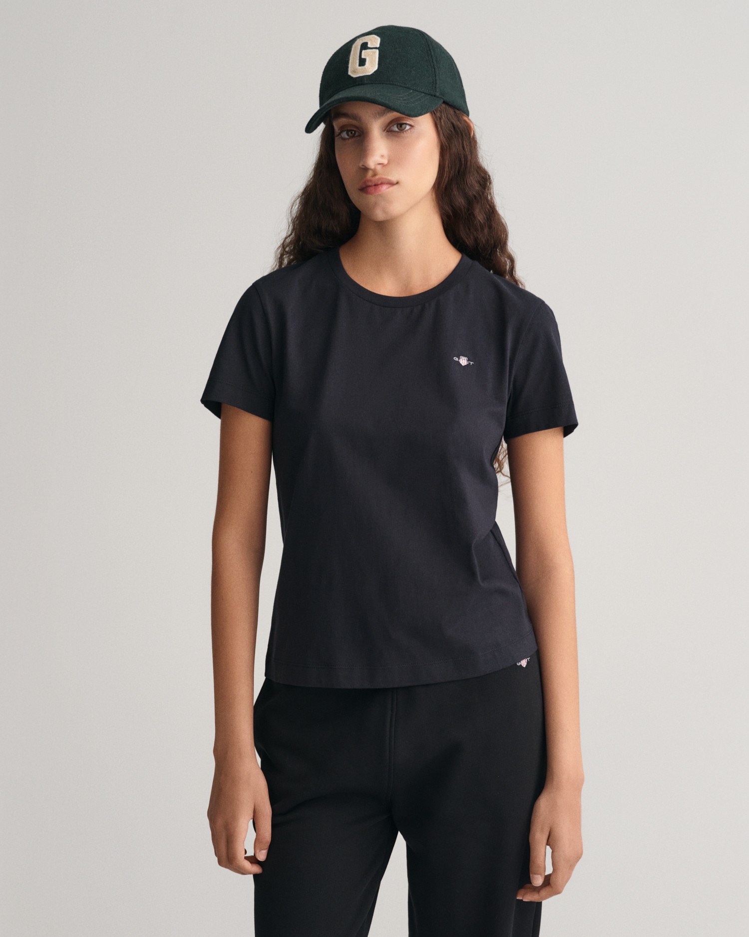 Gant T-Shirt »REG SHIELD KA T-SHIRT«, mit einer kleinen aufgestickten Wappen-Grafik auf der Brust Gant T-Shirt »REG SHIELD KA T-SHIRT«, mit einer kleinen aufgestickten Wappen-Grafik auf der Brust von Gant