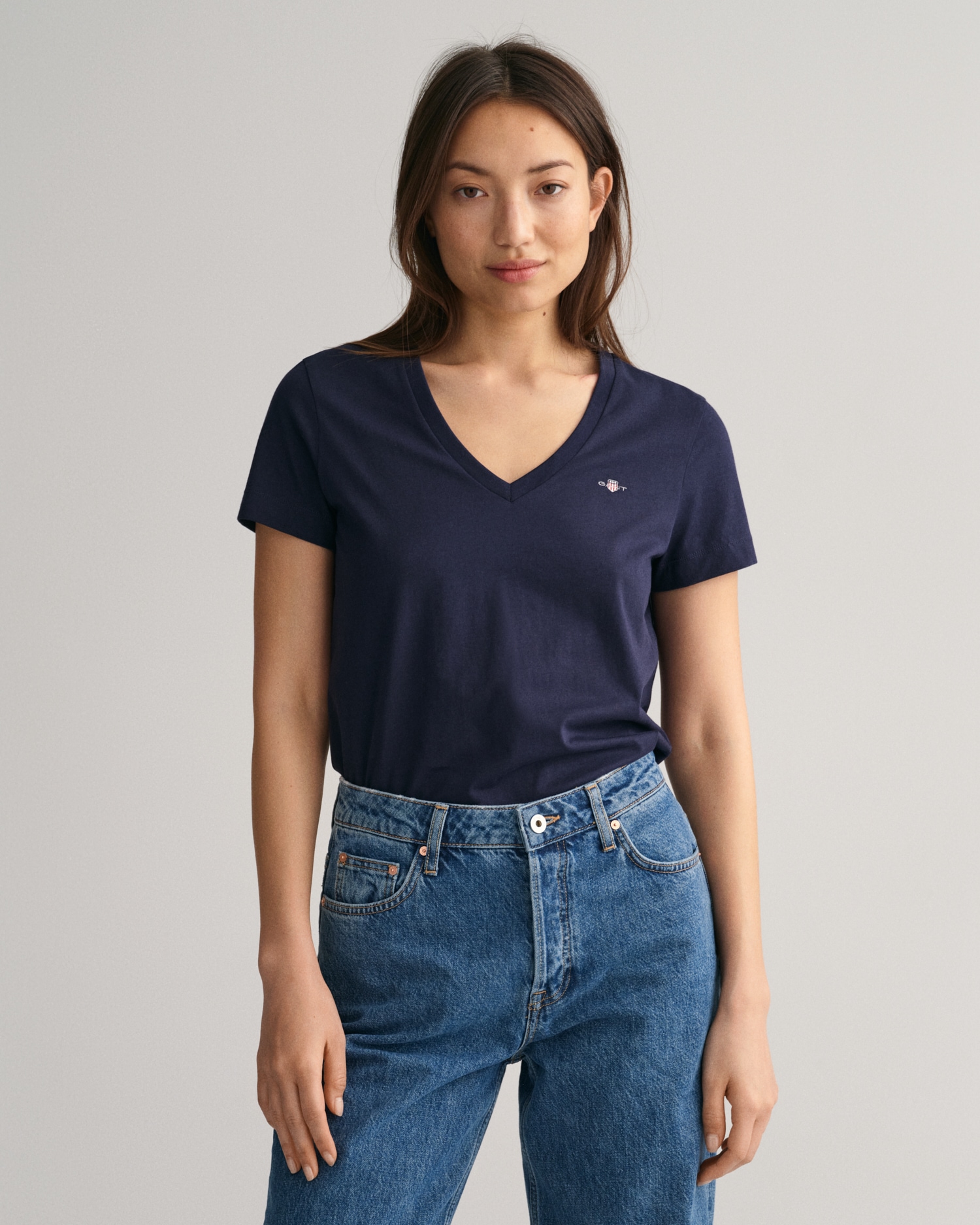 Gant T-Shirt »REG SHIELD KA V-NECK T-SHIRT«, mit einer kleinen Logostickerei auf der Brust Gant T-Shirt »REG SHIELD KA V-NECK T-SHIRT«, mit einer kleinen Logostickerei auf der Brust von Gant