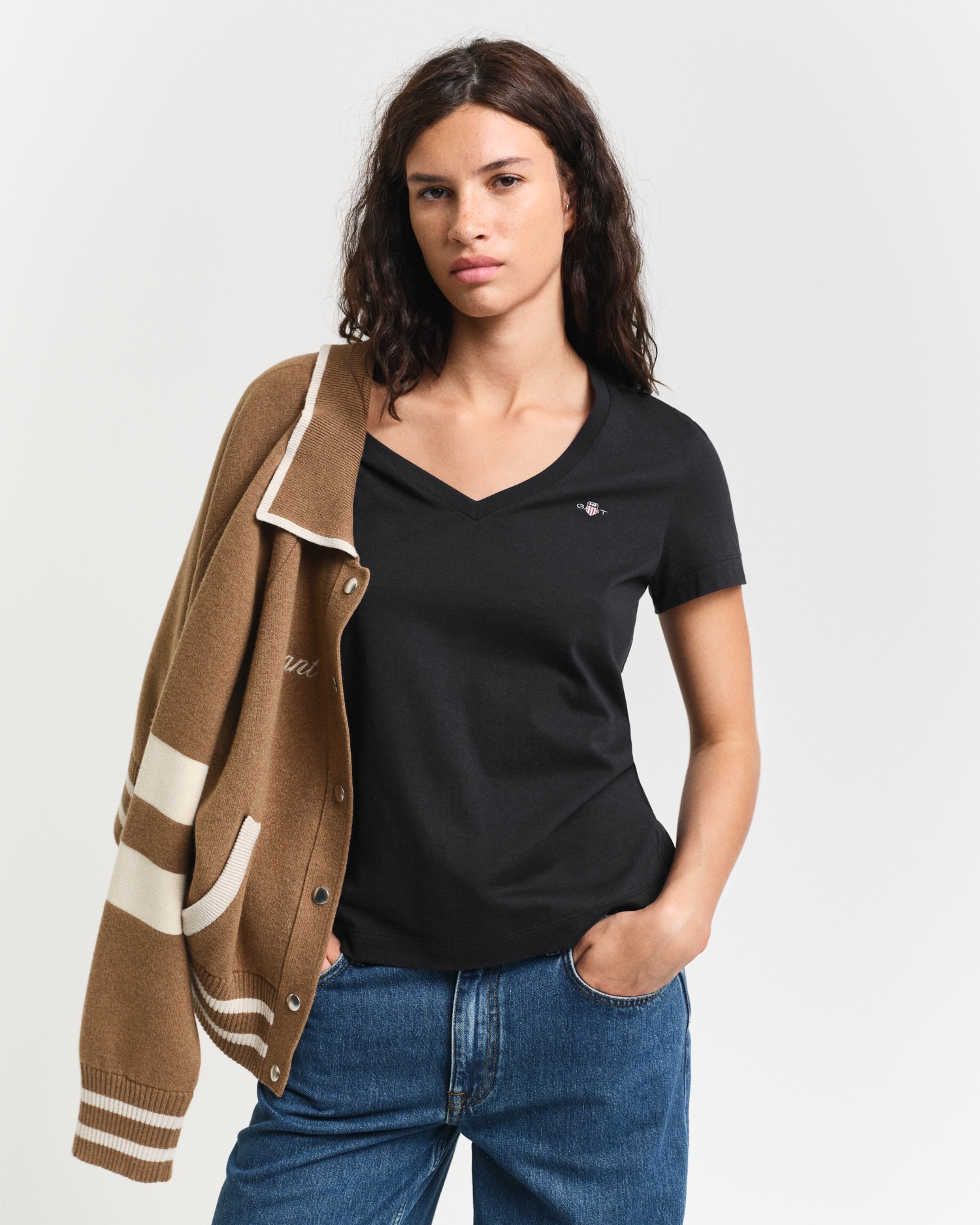 Gant T-Shirt »REG SHIELD KA V-NECK T-SHIRT«, mit einer kleinen Logostickerei auf der Brust Gant T-Shirt »REG SHIELD KA V-NECK T-SHIRT«, mit einer kleinen Logostickerei auf der Brust von Gant