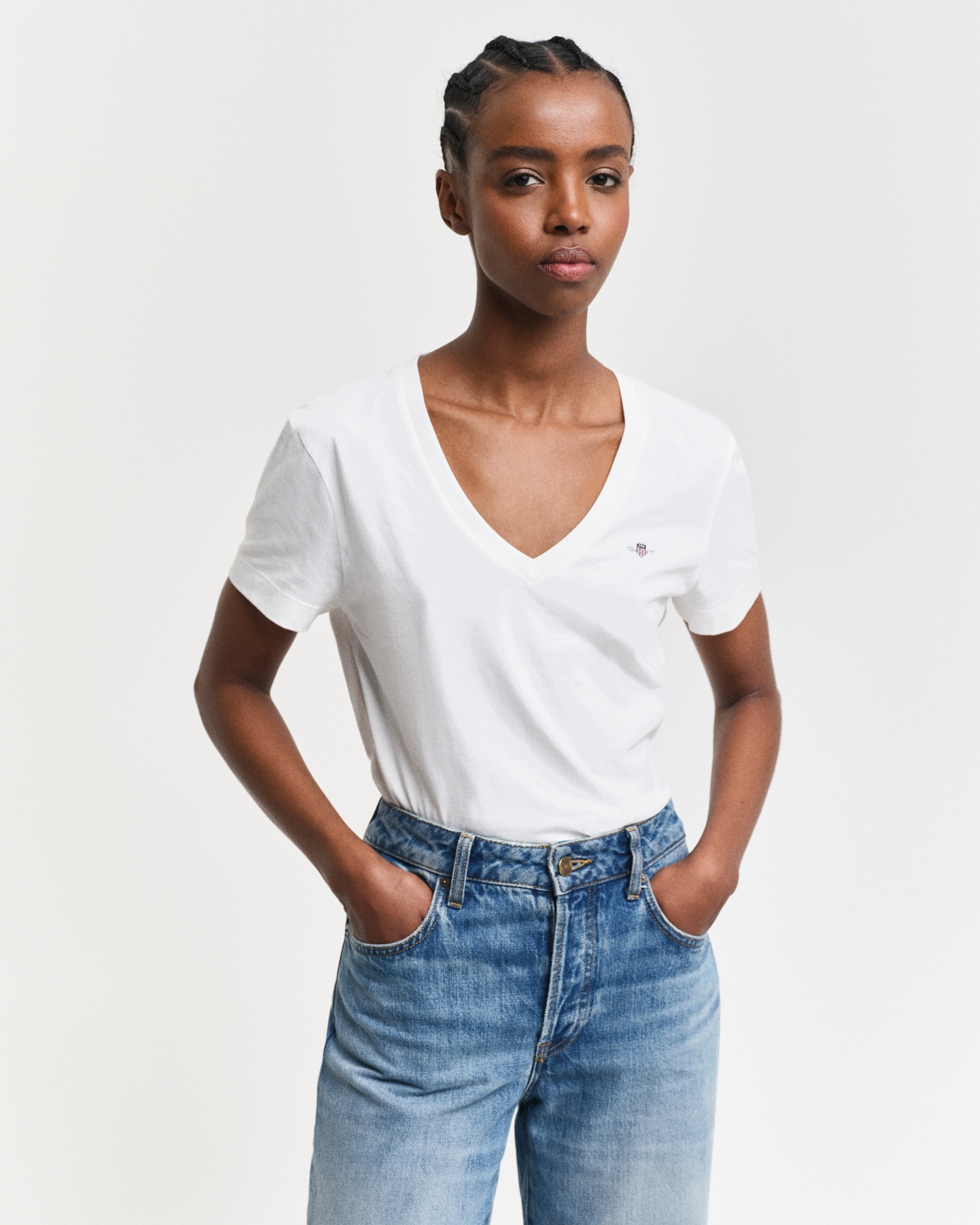 Gant T-Shirt »REG SHIELD KA V-NECK T-SHIRT«, mit einer kleinen Logostickerei auf der Brust Gant T-Shirt »REG SHIELD KA V-NECK T-SHIRT«, mit einer kleinen Logostickerei auf der Brust von Gant