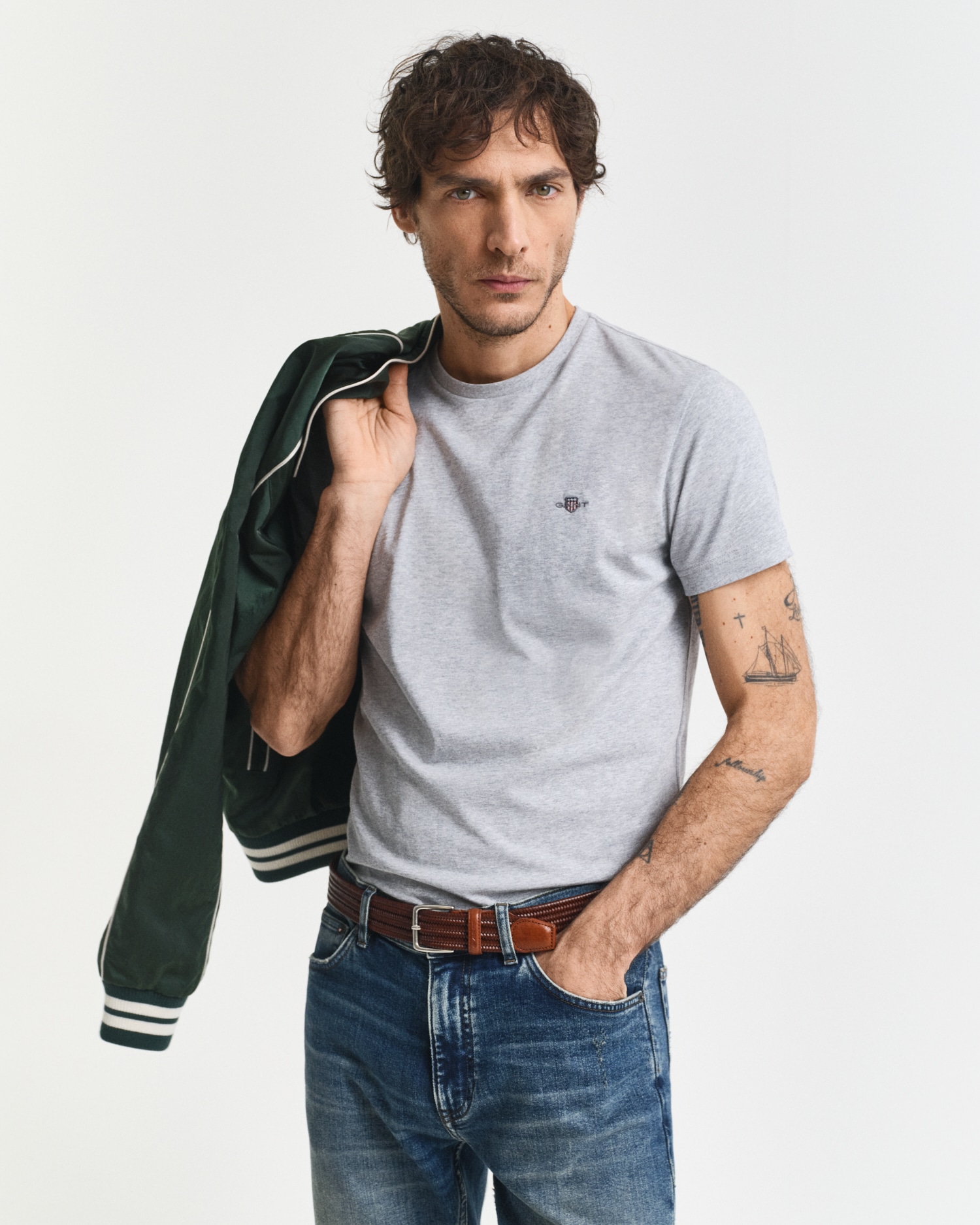 Gant T-Shirt »SLIM SHIELD SS T-SHIRT«, mit Logostickerei auf der Brust Gant T-Shirt »SLIM SHIELD SS T-SHIRT«, mit Logostickerei auf der Brust von Gant