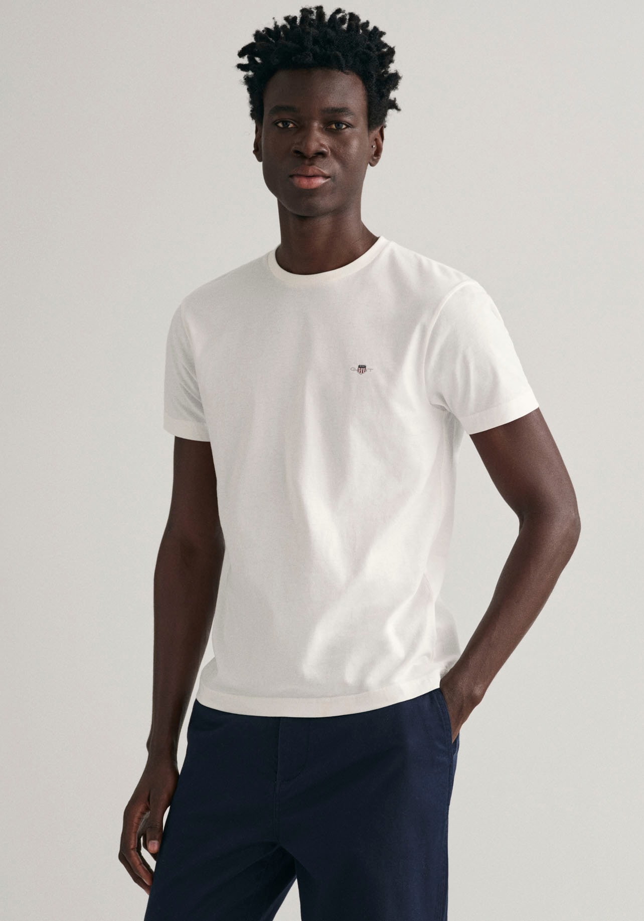 Gant T-Shirt »SLIM SHIELD SS T-SHIRT«, mit Logostickerei auf der Brust Gant T-Shirt »SLIM SHIELD SS T-SHIRT«, mit Logostickerei auf der Brust von Gant