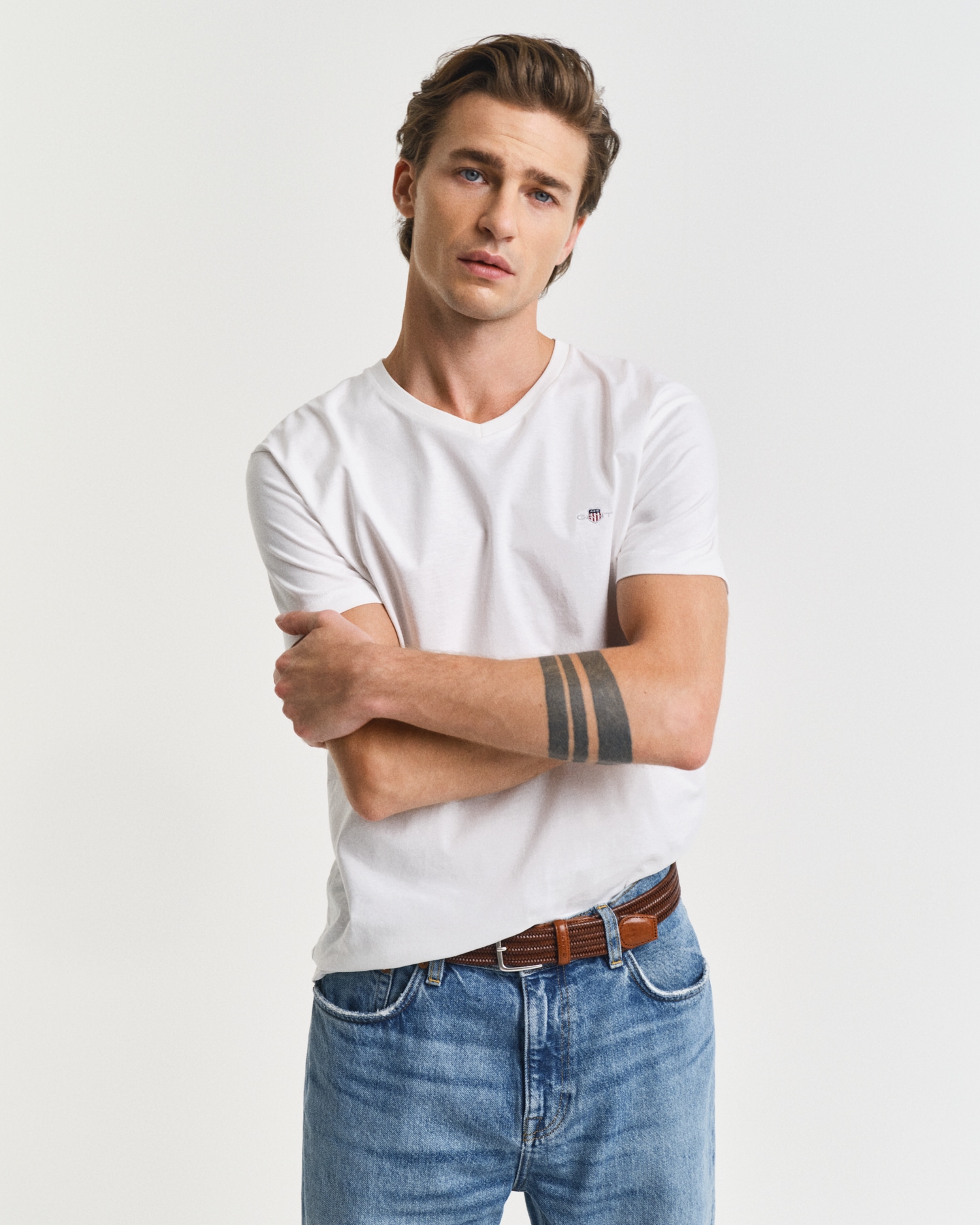 Gant T-Shirt »SLIM SHIELD V-NECK T-SHIRT«, mit einer kleinen Logostickerei auf der Brust von Gant