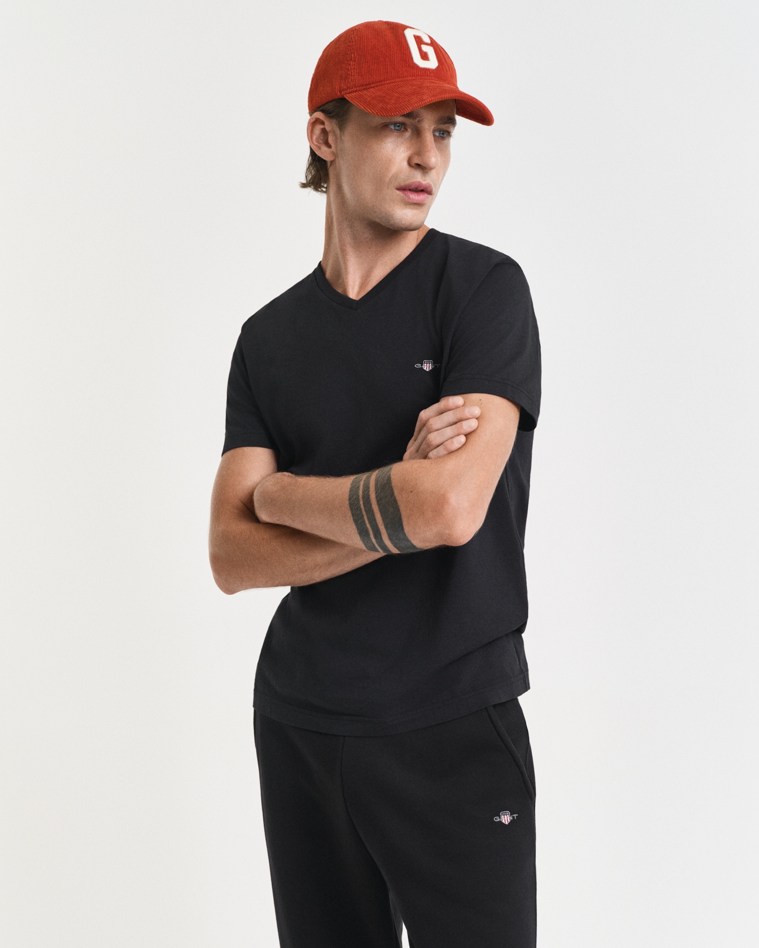 Gant T-Shirt »SLIM SHIELD V-NECK T-SHIRT«, mit einer kleinen Logostickerei auf der Brust Gant T-Shirt »SLIM SHIELD V-NECK T-SHIRT«, mit einer kleinen Logostickerei auf der Brust von Gant