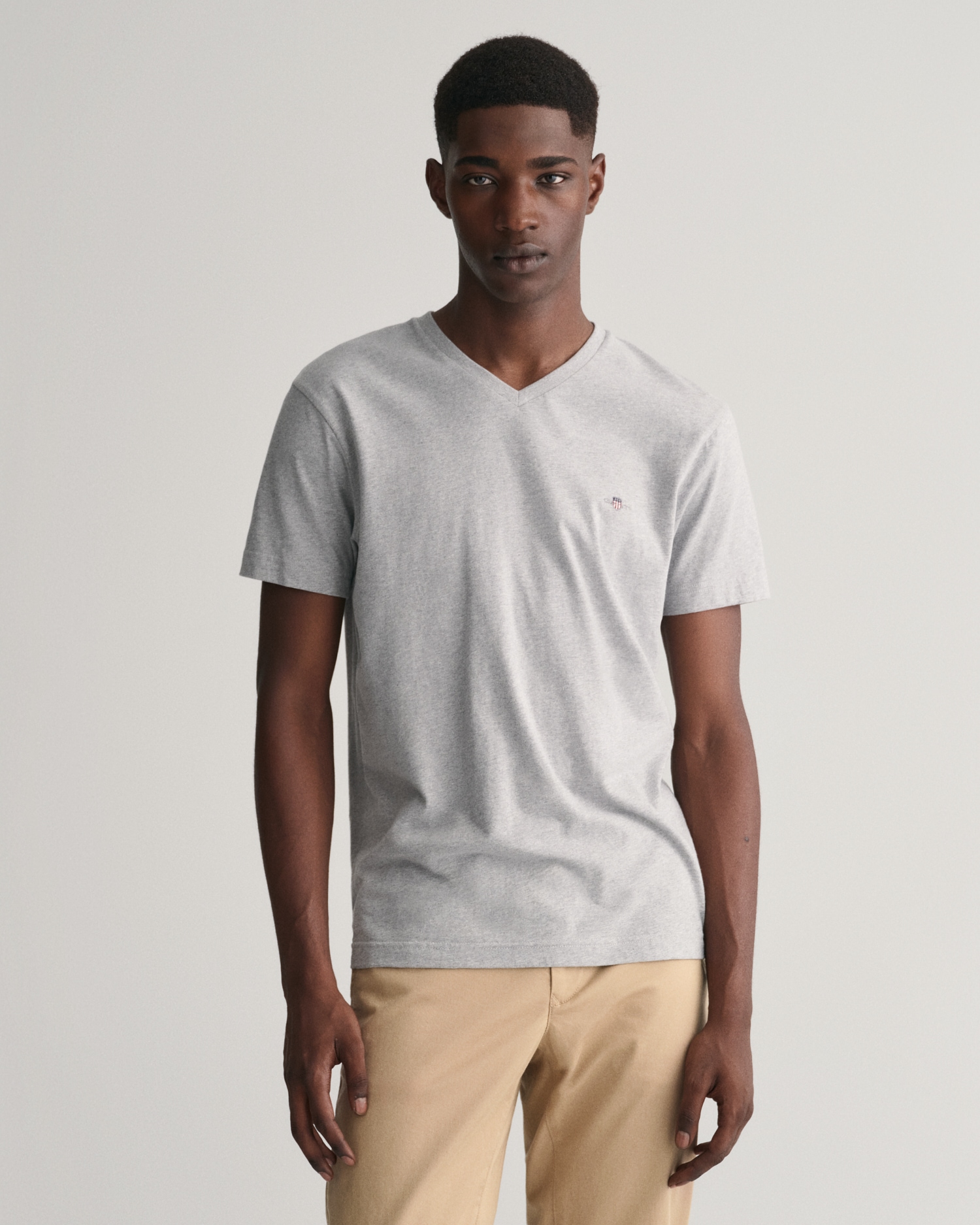 Gant T-Shirt »SLIM SHIELD V-NECK T-SHIRT«, mit einer kleinen Logostickerei auf der Brust von Gant