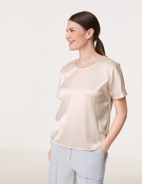 GERRY WEBER Damen Blusenshirt mit glitzernder Ausschnittblende 62cm Kurzarm Rundhals Baumwolle Beige von Gerry Weber