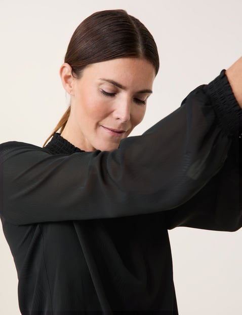 GERRY WEBER Damen Chiffonbluse mit semitransparentem Overlayer 64 cm Rüschenkragen Langarm unifarben Schwarz von Gerry Weber