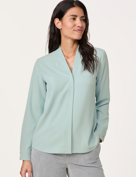 GERRY WEBER Damen Fließende Bluse mit dekorativen Falten 66cm Langarm V-Ausschnitt, Grün von Gerry Weber