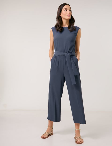 GERRY WEBER Damen Fließender Jumpsuit mit Bindegürtel 62cm Ärmellos U-Bootausschnitt, Blau von Gerry Weber