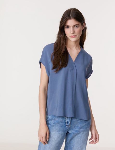 GERRY WEBER Damen Fließendes Blusenshirt mit Faltendetail 62cm Kurzarm V-Ausschnitt Blau von Gerry Weber