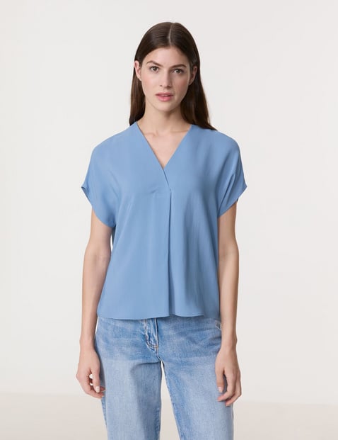 GERRY WEBER Damen Fließendes Blusenshirt mit Faltendetail 62cm Kurzarm V-Ausschnitt Viskose Blau von Gerry Weber