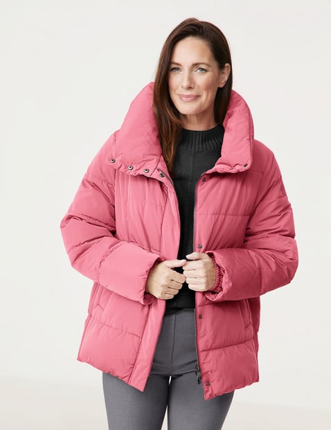 GERRY WEBER Damen Gefütterte Outdoorjacke mit Seitenschlitzen 68cm Langarm Stehkragen 2-Wege-Reißverschluss|Verdeckte Druckknopfleiste Pink von Gerry Weber