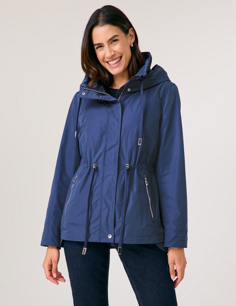 GERRY WEBER Damen Modische Outdoorjacke mit Taillenband 70cm Langarm Stehkragen Reißverschluss, Blau von Gerry Weber