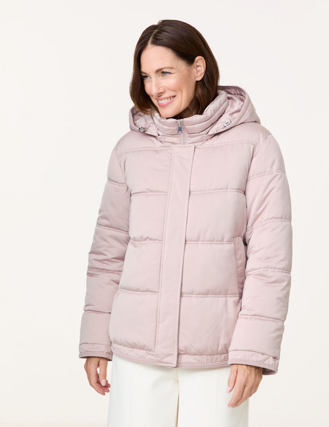 GERRY WEBER Damen Modische Outdoorjacke mit abnehmbarer Kapuze 66cm Langarm Abnehmbare Kapuze Reißverschluss|Verdeckte Druckknopfleiste Pink von Gerry Weber