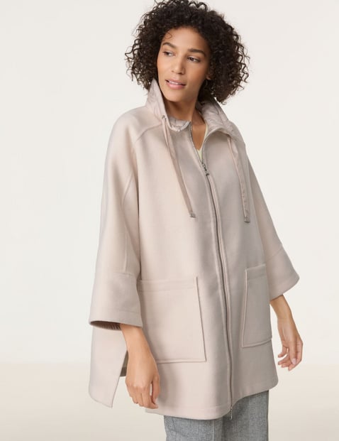 GERRY WEBER Damen Modische Übergangsjacke mit 3/4 Arm 82cm Stehkragen 2-Wege-Reißverschluss Beige von Gerry Weber