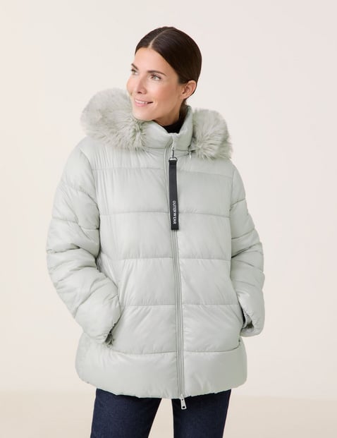 GERRY WEBER Damen Outdoorjacke mit Kunstfellkragen und Glanzfinish 68cm Langarm Stehkragen Polyamid 2-Wege-Reißverschluss Weiss von Gerry Weber