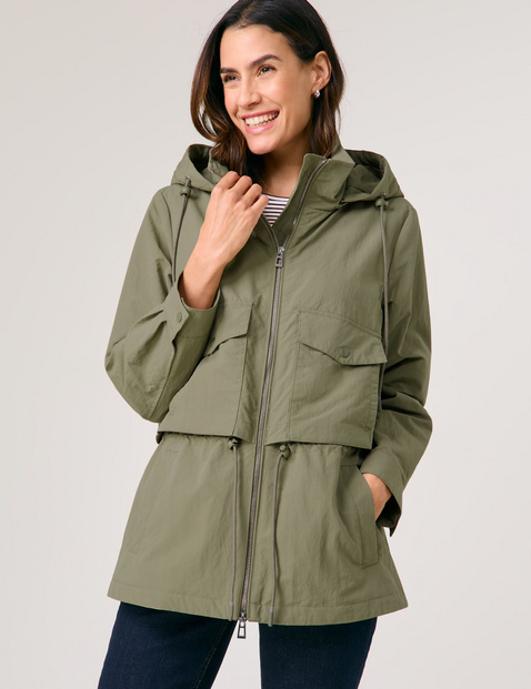 GERRY WEBER Damen Outdoorjacke mit Schulterkoller 72cm Langarm Stehkragen 2-Wege-Reißverschluss, Grün von Gerry Weber