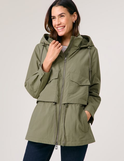 GERRY WEBER Damen Outdoorjacke mit Schulterkoller 72cm Langarm Stehkragen 2-Wege-Reißverschluss, Grün von Gerry Weber