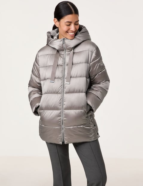 GERRY WEBER Damen Outdoorjacke mit leichtem Glanz 75cm Langarm Kapuze 2-Wege-Reißverschluss, Grau von Gerry Weber