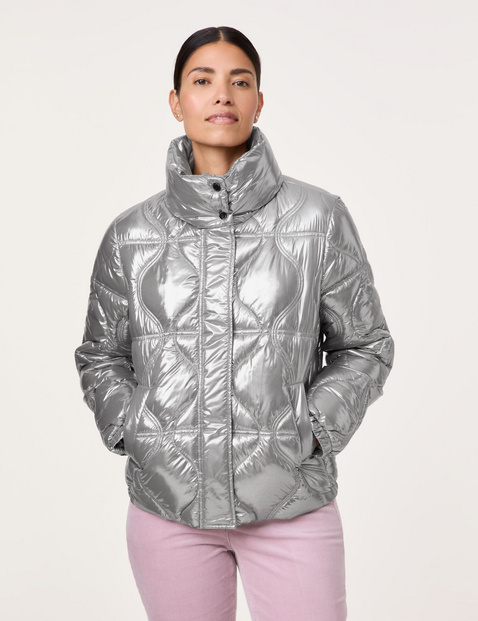 GERRY WEBER Damen Outdoorjacke mit metallischem Finish 62cm Langarm Stehkragen Polyamid 2-Wege-Reißverschluss|Verdeckte Druckknopfleiste Silber von Gerry Weber