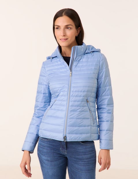 GERRY WEBER Damen Steppjacke mit abnehmbarer Kapuze 62cm Langarm Stehkragen Polyamid 2-Wege-Reißverschluss, Blau von Gerry Weber