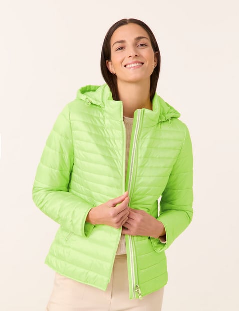 GERRY WEBER Damen Steppjacke mit abnehmbarer Kapuze 62cm Langarm Stehkragen Polyamid 2-Wege-Reißverschluss, Grün von Gerry Weber